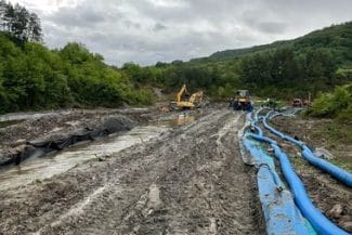 salina-praid-inundatii.jpg - Știri de azi Știri de azi | SALROM anunţă că şi activitatea de producţie a fost oprită la Salina Praid / Închiderea, dispusă pentru siguranţa turiştilor şi a muncitorilor / Infiltraţia apei din pârâul Corund a devenit necontrolabilă / Lucrări dispuse - Știri de azi |