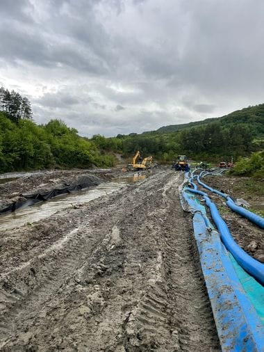 Știri de azi | SALROM anunţă că şi activitatea de producţie a fost oprită la Salina Praid / Închiderea, dispusă pentru siguranţa turiştilor şi a muncitorilor / Infiltraţia apei din pârâul Corund a devenit necontrolabilă / Lucrări dispuse - Știri de azi | 