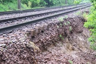 Știri de azi | Circulaţia feroviară, restricţionată în judeţul Braşov din cauza unei alunecări de teren care a dus la surparea terasamentului între Predeal şi Timişu de Sus - Știri de azi | 