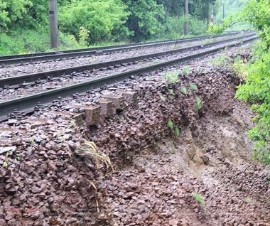 Știri de azi | Circulaţia feroviară, restricţionată în judeţul Braşov din cauza unei alunecări de teren care a dus la surparea terasamentului între Predeal şi Timişu de Sus - Știri de azi | 