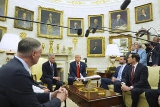 trump-carney-huthi-ap.jpg - Știri de azi Știri de azi | Trump anunţă că huthi au ”capitulat” şi că SUA încetează ”de îndată” bombardamentele în Yemen - Știri de azi |