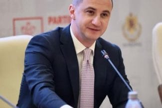Știri de azi | Alfred Simonis (PSD): Nicuşor Dan nu este candidatul ideal, dar acum este singura alegere care lasă deschis drumul către democraţie / Cu cealaltă opţiune, nu ştiu dacă peste 5 ani vom mai putea vota – VIDEO - Știri de azi | 