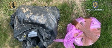 whatsapp-image-2025-05-06-at-14-23-55.jpg - Știri de azi Știri de azi | Reţea de traficanţi de droguri destructurată la Oradea / Susbstanţe interzise în valoare de peste 1,8 milioane de euro, descoperite la percheziţii / Traficanţii şi consumatorii comunicau online, iar drogurile erau lăsate în locuri conspirative - Știri de azi |