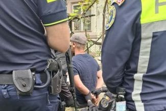 Știri de azi | Vrancea: Acţiune în forţă a poliţiştilor, pentru imobilizarea unui bărbat care îşi ameninţa fratele şi mama / Agresorul, găsit într-una dintre încăperile locuinţei, a fost imobilizat / Ordin de protecţie – FOTO - Știri de azi | 
