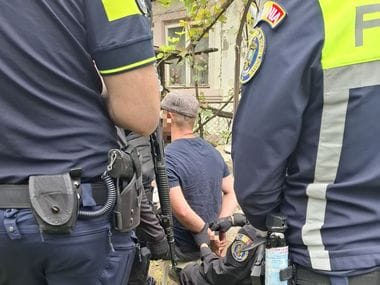 Știri de azi | Vrancea: Acţiune în forţă a poliţiştilor, pentru imobilizarea unui bărbat care îşi ameninţa fratele şi mama / Agresorul, găsit într-una dintre încăperile locuinţei, a fost imobilizat / Ordin de protecţie – FOTO - Știri de azi | 