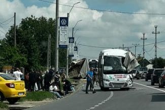 whatsapp-image-2025-05-23-at-14-22-13.jpg - Știri de azi Știri de azi | Iaşi – Accident în care au fost implicate un autocamion şi un autocar cu 20 de pasageri, la Leţcani. A fost activat Planul roşu de intervenţie – FOTO - Știri de azi |