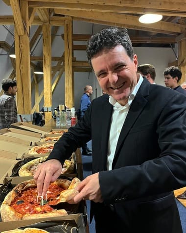 467762174-18126775888385573-8592994746091077770-n.jpg - Știri de azi Știri de azi | Nicuşor Dan, întrebat dacă mai poate face o analogie cu pizza – ca la Primăria Capitalei cu bugetul – după ce a văzut datele de la Ministerul Finanţelor: De ani de zile plătim o pizza medie şi mâncăm o pizza mare / Diferenţa asta trebuie să fie plătită de - Știri de azi |