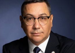 Portret Victor Ponta cu o expresie sobra