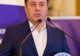 Florin Spătaru, fost ministru al Economiei, susține un discurs despre redresarea economică a României, în cadrul unei conferințe oficiale.