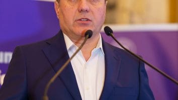 Știri de azi | Strategia Națională de Redresare Economică a României – Propunerea lui Florin Spătaru pentru stabilitate și performanță - Știri de azi | Florin Spătaru, fost ministru al Economiei, susține un discurs despre redresarea economică a României, în cadrul unei conferințe oficiale.