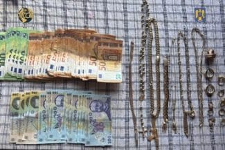 bani-si-aur-dambovita.jpg - Știri de azi Știri de azi | Reţea de proxenetism, destructurată de poliţişti/ Membrii grupării sunt acuzaţi că timp de opt ani au trimis 20 de tinere să se prostitueze în Italia, Germania, Franţa, Marea Britanie şi România. Zece presupuşi proxeneţi au fost reţinuţi - Știri de azi |