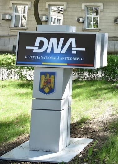 dna-genericajpg - Știri de azi Știri de azi | Control judiciar pentru şeful Secţiei de neurochirurgie de la Spitalul Militar din Capitală şi pentru alţi doi medici, toţi cu grad de colonel/ Medicii militari sunt acuzaţi de luare de mită/ Care sunt acuzaţiile aduse de procurorii anticorupţie - Știri de azi |