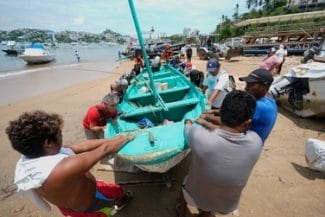 Știri de azi | Uraganul Erick atinge uscatul pe coasta de sud-vest a Mexicului cu rafale de vânt de până la 205 km/h, anunţă NHC - Știri de azi | 