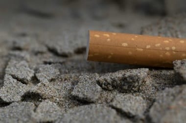 Știri de azi | Fumatul pe plajă, în parc sau în staţii de autobuz, interzis în Franţa începând de duminică - Știri de azi | 