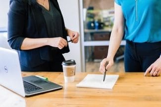 functionari-publicijpg - Știri de azi Știri de azi | FNSA condamnă „direcţia inechitabilă, cinică şi agresivă” în care Guvernul face reformă în administraţia publică, în timp ce „locurile unde vegetează sinecurile, în care se plătesc indemnizaţii obscene pentru loialitate politică”, rămân aproape neatinse - Știri de azi |