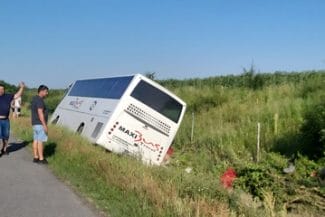 isu-calarasi-accidentjpg - Știri de azi Știri de azi | UPDATE Un autocar s-a răsturnat pe autostrada A2, în judeţul Călăraşi/ A fost activat Planul roşu de intervenţie/ La caz sunt trimise două elicoptere SMURD/ Mai mulţi copii răniţi şi un adult decedat/ Posibilă cauză, explozia unei anvelope FOTO - Știri de azi |