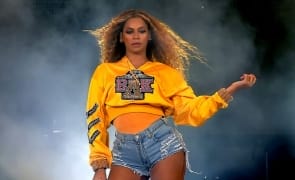 media-165540739592734100jpg - Știri de azi Știri de azi | Beyoncé, criticată după ce a purtat un tricou care numea nativii americani ‘dușmani ai păcii’ - Știri de azi |