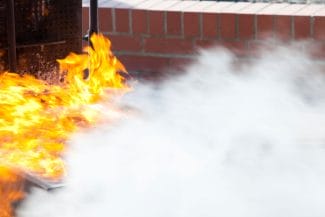 media-174843799538710500jpeg - Știri de azi Știri de azi | Scenă de coșmar la Deva: Femeie cuprinsă de flăcări, salvată după ce a rămas agățată într-un gard - Știri de azi |