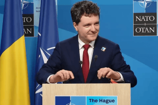 media-175085657768715100png - Știri de azi Știri de azi | VIDEO Președintele Nicușor Dan, luat la întrebări de românii nemulțumiți din Bruxelles - Știri de azi |