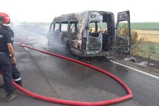 media-175112338120011300jpg - Știri de azi Știri de azi | VIDEO Un microbuz a ars ca o torță pe DN22: La bord se aflau 20 de pasageri – 1000 de metri pătrați de vegetație au ars complet - Știri de azi |