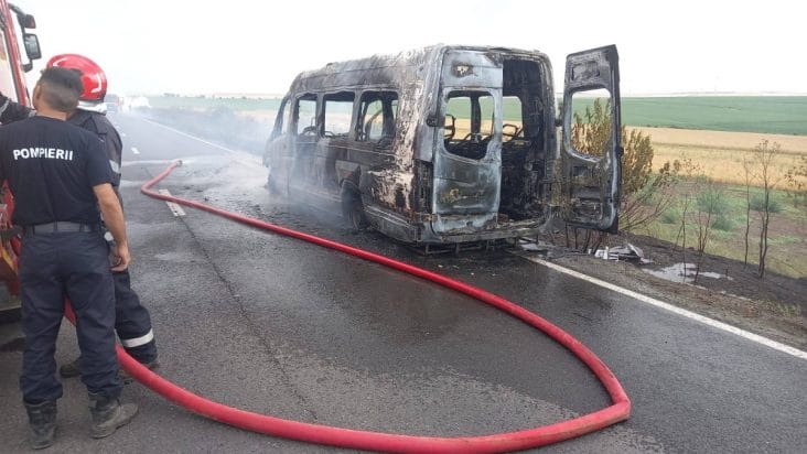 Știri de azi | VIDEO Un microbuz a ars ca o torță pe DN22: La bord se aflau 20 de pasageri – 1000 de metri pătrați de vegetație au ars complet - Știri de azi | 