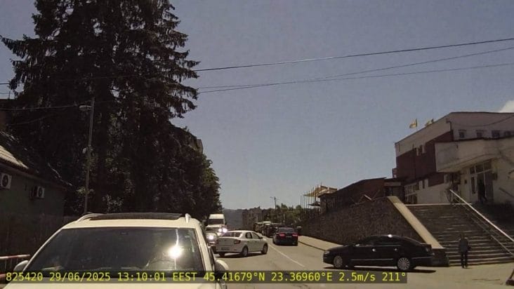 Știri de azi | Polițist prins pe contrasens, după ce a trecut și peste linia continuă - Știri de azi | 