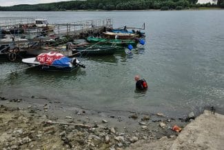 media-175120891323144300jpeg - Știri de azi Știri de azi | Maşină căzută în Dunăre; proprietarul a vrut să-şi lanseze la apă un skijet şi nu a asigurat autoturismul - Știri de azi |