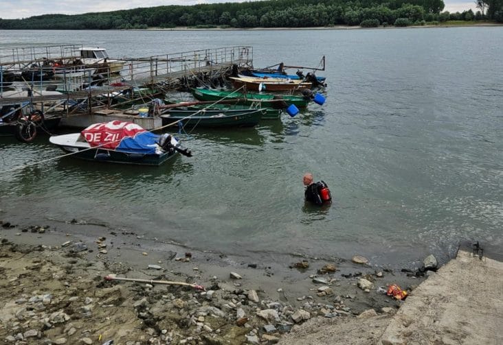 Știri de azi | Maşină căzută în Dunăre; proprietarul a vrut să-şi lanseze la apă un skijet şi nu a asigurat autoturismul - Știri de azi | 