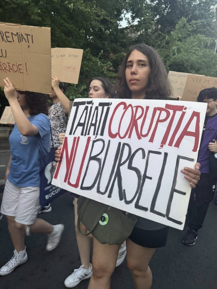 media-175122272436118900jpg - Știri de azi Știri de azi | FOTO Studenții și elevii protestează în Piața Victoriei: Câteva sute de tineri s-au adunat în centrul Capitalei - Știri de azi |