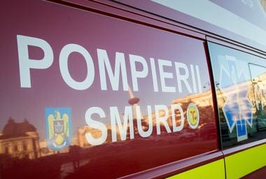 pompieri-smurd.jpg - Știri de azi Știri de azi | UPDATE – Brăila: Un mort şi 13 persoane, transportate la spital, după ce un microbuz şi o autoutilitară s-au ciocnit, la Făurei/ Traficul de pe DN 2B, deviat - Știri de azi |