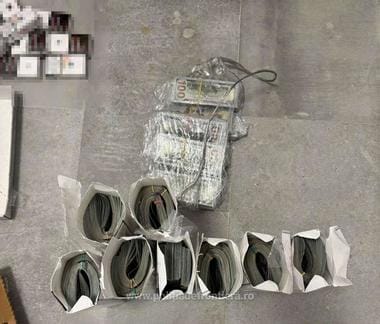 Știri de azi | Poliţia de Frontieră – Bărbat cu cetăţenie româno-ucraineană prins la la Vama Sieret cu 580.000 de dolari ascunşi în cartuşe de ţigări – FOTO - Știri de azi | 