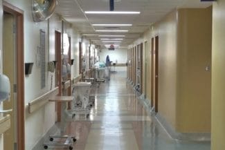spital-dreamstime.jpg - Știri de azi Știri de azi | Iaşi: O fetiţă suspectă de meningită a murit la spital. Starea ei s-a agravat brusc, ea intrând de trei în stop cardio-respirator - Știri de azi |