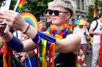Știri de azi | Ursula Von der Leyen cere Ungariei să revină asupra interzicerii Gay Pride, prevăzut în weekend la Budapesta. Guvernul ungar le-a trimis o scrisoare ambasadorilor UE prin care le cere să nu participe la marş. Numeroşi europarlamentari şi-au anunţat partic - Știri de azi | 