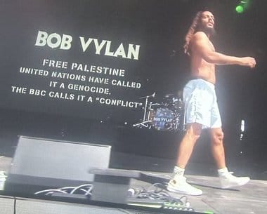 vylanjpg - Știri de azi Știri de azi | Guvernul britanic condamnă concertul trupei Bob Vylan de la Glastonbury difuzat în direct la BBC. Care este motivul - Știri de azi |