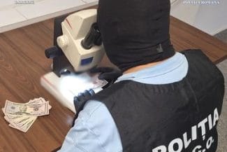 Știri de azi | Percheziţii la persoane bănuite că au pus în circulaţie bancnote contrafăcute de 50 de dolari / Acestea erau falsificate atât de bine încât au trecut de aparatele care verifică autentificitatea bancnotelor / Şase persoane vor fi duse la audieri – FOTO - Știri de azi | 