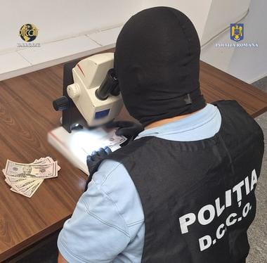 Știri de azi | Percheziţii la persoane bănuite că au pus în circulaţie bancnote contrafăcute de 50 de dolari / Acestea erau falsificate atât de bine încât au trecut de aparatele care verifică autentificitatea bancnotelor / Şase persoane vor fi duse la audieri – FOTO - Știri de azi | 