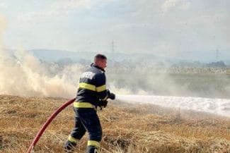 16e4d8a1-288e-4c2f-a1b5-939acca64e0djpg - Știri de azi Știri de azi | Prahova: Incendiu de amploare, al doilea produs duminică, la care pompierii intervin în apropiere de Ploieşti - Știri de azi |