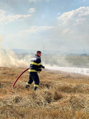 16e4d8a1-288e-4c2f-a1b5-939acca64e0djpg - Știri de azi Știri de azi | Prahova: Incendiu de amploare, al doilea produs duminică, la care pompierii intervin în apropiere de Ploieşti - Știri de azi |