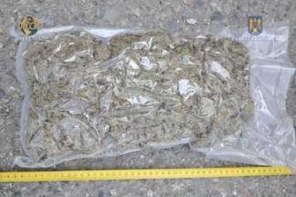 Știri de azi | Aproape 50 de kilograme de canabis, descoperite de poliţişti şi procurori ascunse în patru colete venite din Spania/ Suspectul, un bărbat de 34 de ani, a fost reţinut după ce a fost prins chiar când voia să ridice drogurile - Știri de azi | 