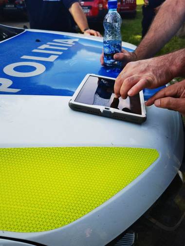 Știri de azi | Prahova: Intervenţie a Poliţiei, după ce două adolescente de 15 ani s-au bătut, una dintre ele ajungând acasă cu urme de tăieturi pe corp / Conflictul, plecat de la postări pe Instagram - Știri de azi | 