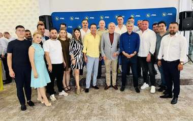 Știri de azi | Virgil Popescu: Alături de colegii din PNL Mehedinţi am votat pentru susţinerea lui Gigel Ştirbu pentru funcţia de vicepreşedinte al regiunii Oltenia şi a lui Ştefan Stoica, membru în BEX, la Congresul PNL - Știri de azi | 