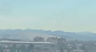 Știri de azi | Miros puternic de cauciuc ars şi fenomen de tip ”ceaţă densă” în mai multe zone din Ploieşti / Garda de Mediu, control la rafinăria din zona de nord a oraşului / Reacţie chimică în zona batalurilor cu reziduuri petroliere - Știri de azi | 