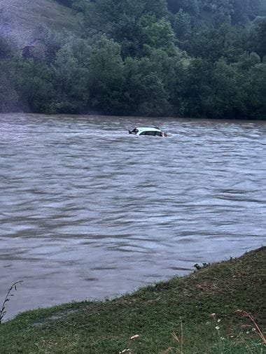 Știri de azi | Gheorghe Şoldan: Toate persoanele afectate de inundaţiile din judeţul Suceava vor primi sprijin din partea Consiliului Judeţean / Intervenţiile continuă / Elicoptere SMURD trimise în zonă – FOTO / VIDEO - Știri de azi | 