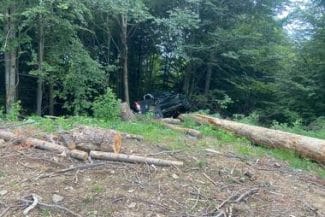 Știri de azi | Vâlcea: O femeie şi doi copii, la spital după ce maşina în care se aflau s-a răsturnat - Știri de azi | 