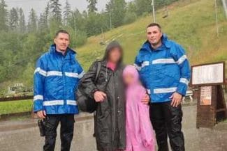 8b923376-7fde-4dd9-b57b-96ba3bdd1ed7jpg - Știri de azi Știri de azi | Suceava: Două persoane, între care un copil, au rămas blocate la o cabană din Gura Humorului, din cauza unei ploi torenţiale care a făcut imposibil accesul dinspre şi către imobil. Jandarmii au intervenit în sprijinul lor - Știri de azi |