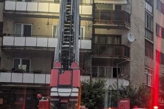 9ebeddab-40fc-47d6-b613-405688296b3fjpg - Știri de azi Știri de azi | Vâlcea: Vijelia a desprins porţiuni din acoperişul unui bloc şi acoperişurile a două case în două localităţi - Știri de azi |