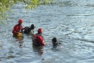 a5d991c8-1ae4-4447-a58e-789501b8c525jpg - Știri de azi Știri de azi | Bihor: Un bărbat din Egipt s-a înecat în apele râului Criş, în Oradea. El a dispărut în apă în timp ce se scălda alături de doi prieteni, fiind găsit de către scafandri - Știri de azi |