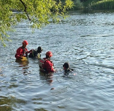 a5d991c8-1ae4-4447-a58e-789501b8c525jpg - Știri de azi Știri de azi | Bihor: Un bărbat din Egipt s-a înecat în apele râului Criş, în Oradea. El a dispărut în apă în timp ce se scălda alături de doi prieteni, fiind găsit de către scafandri - Știri de azi |