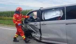accident-microbuz-sv-22-iuljpg - Știri de azi Știri de azi | UPDATE – Planul Roşu de Intervenţie, activat în judeţul Suceava după ce un microbuz şi un autoturism s-au ciocnit pe DN 17/ Sunt implicate 10 persoane, conştiente şi cooperante/ Trei adulţi şi trei copii, transportaţi la spital – VIDEO - Știri de azi |