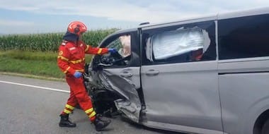 Știri de azi | UPDATE – Planul Roşu de Intervenţie, activat în judeţul Suceava după ce un microbuz şi un autoturism s-au ciocnit pe DN 17/ Sunt implicate 10 persoane, conştiente şi cooperante/ Trei adulţi şi trei copii, transportaţi la spital – VIDEO - Știri de azi | 